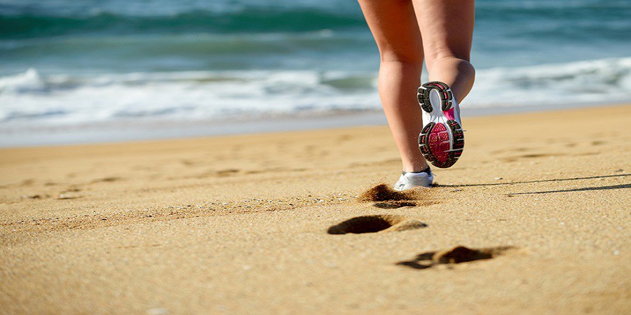 Os-beneficios-e-a-melhor-forma-de-correr-ou-caminhar-na-areia